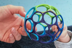 Bild Evangelische Familienbildungsstätte Mülheim an der Ruhr Erwachsener und Baby halt zusammen einen Ball in der Hand